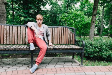 Parkta bir bankta şık bir adam portresi.