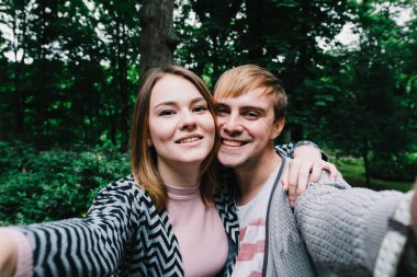 İki sevgili yürüyüş etrafında park, öpücük ve kucaklama, bir aşk hikayesi.