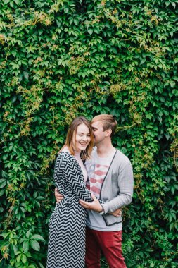 İki sevgili yürüyüş etrafında park, öpücük ve kucaklama, bir aşk hikayesi.