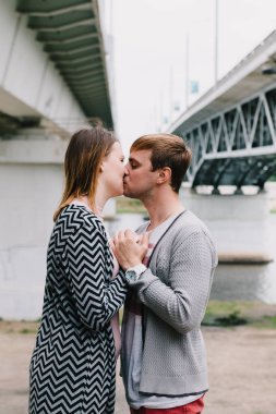 İki sevgili yürüyüş etrafında park, öpücük ve kucaklama, bir aşk hikayesi.