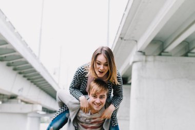 İki sevgili yürüyüş etrafında park, öpücük ve kucaklama, bir aşk hikayesi.