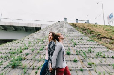 İki sevgili yürüyüş etrafında park, öpücük ve kucaklama, bir aşk hikayesi.