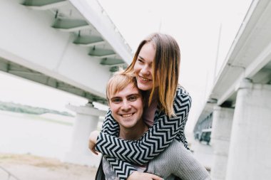 İki sevgili yürüyüş etrafında park, öpücük ve kucaklama, bir aşk hikayesi.