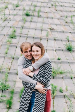 İki sevgili yürüyüş etrafında park, öpücük ve kucaklama, bir aşk hikayesi.