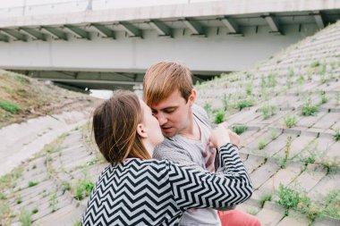 İki sevgili yürüyüş etrafında park, öpücük ve kucaklama, bir aşk hikayesi.