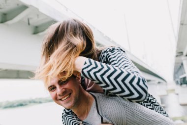 İki sevgili yürüyüş etrafında park, öpücük ve kucaklama, bir aşk hikayesi.