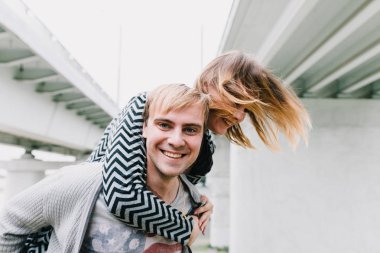 İki sevgili yürüyüş etrafında park, öpücük ve kucaklama, bir aşk hikayesi.