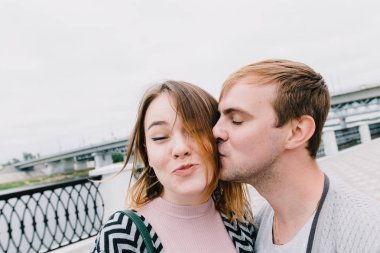 İki sevgili yürüyüş etrafında park, öpücük ve kucaklama, bir aşk hikayesi.