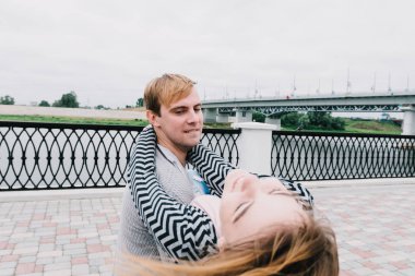 İki sevgili yürüyüş etrafında park, öpücük ve kucaklama, bir aşk hikayesi.