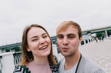 İki sevgili yürüyüş etrafında park, öpücük ve kucaklama, bir aşk hikayesi.