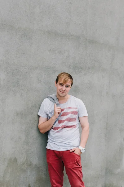 Arka plan beton yapılar üzerinde şık bir adam portresi.