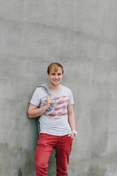 Arka plan beton yapılar üzerinde şık bir adam portresi.