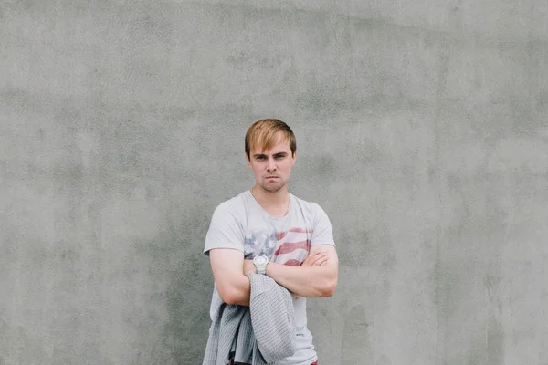 Portrait d'un homme élégant sur fond de structures en béton . — Photo