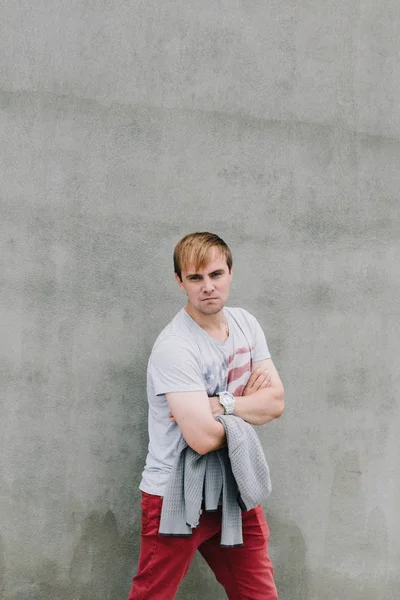 Arka plan beton yapılar üzerinde şık bir adam portresi.