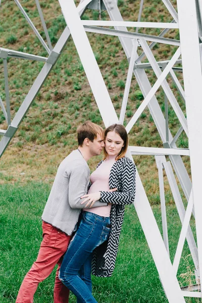 İki sevgili yürüyüş etrafında park, öpücük ve kucaklama, bir aşk hikayesi.