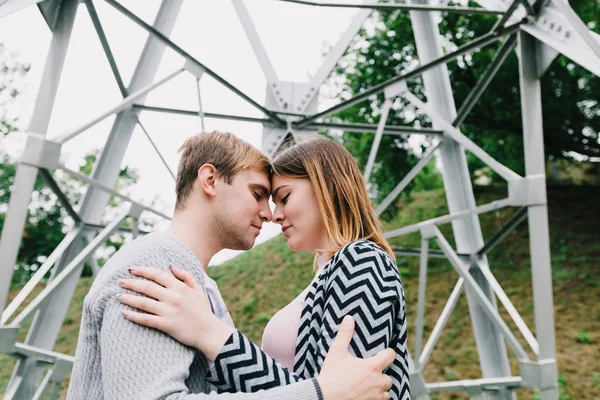 Dois amantes caminham pelo parque, beijam e abraçam, uma história de amor . — Fotografia de Stock