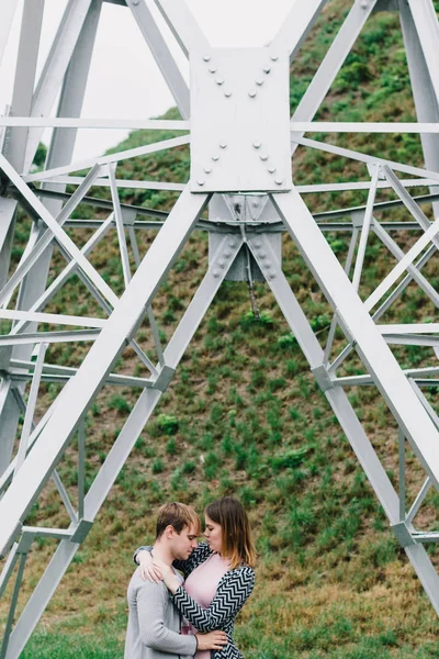 Dois amantes caminham pelo parque, beijam e abraçam, uma história de amor . — Fotografia de Stock