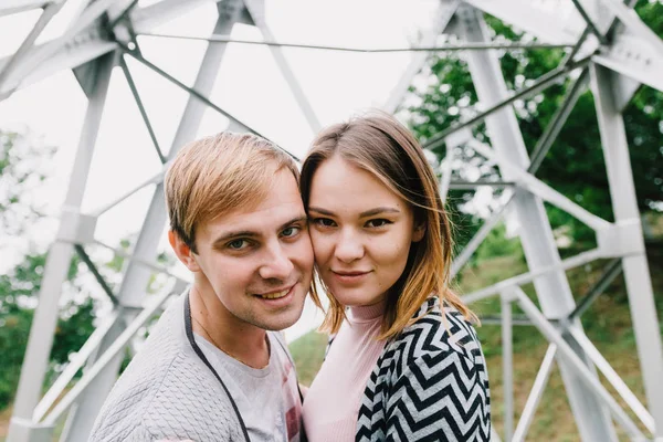 İki sevgili yürüyüş etrafında park, öpücük ve kucaklama, bir aşk hikayesi.