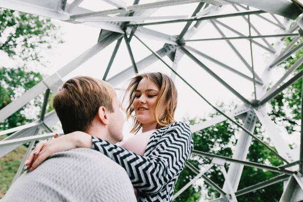 İki sevgili yürüyüş etrafında park, öpücük ve kucaklama, bir aşk hikayesi.