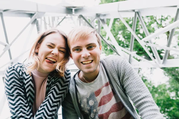 İki sevgili yürüyüş etrafında park, öpücük ve kucaklama, bir aşk hikayesi.