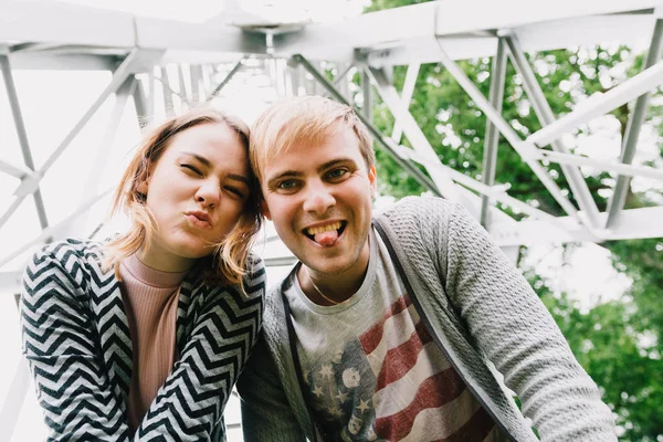 İki sevgili yürüyüş etrafında park, öpücük ve kucaklama, bir aşk hikayesi.