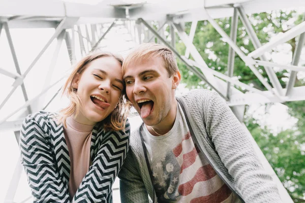 İki sevgili yürüyüş etrafında park, öpücük ve kucaklama, bir aşk hikayesi.