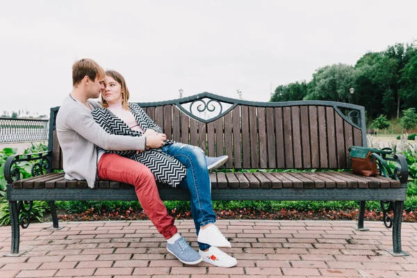 Två älskande promenad runt parken, puss och kram, en kärlekshistoria. — Stockfoto