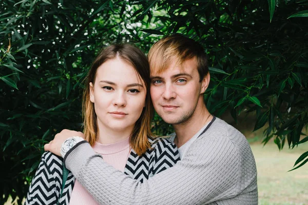 İki sevgili yürüyüş etrafında park, öpücük ve kucaklama, bir aşk hikayesi.