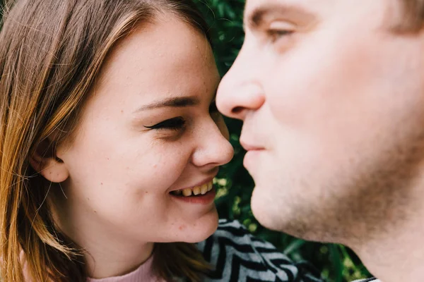 Dua kekasih berjalan di sekitar taman, mencium dan memeluk, kisah cinta . — Stok Foto
