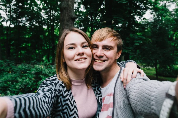 İki sevgili yürüyüş etrafında park, öpücük ve kucaklama, bir aşk hikayesi.