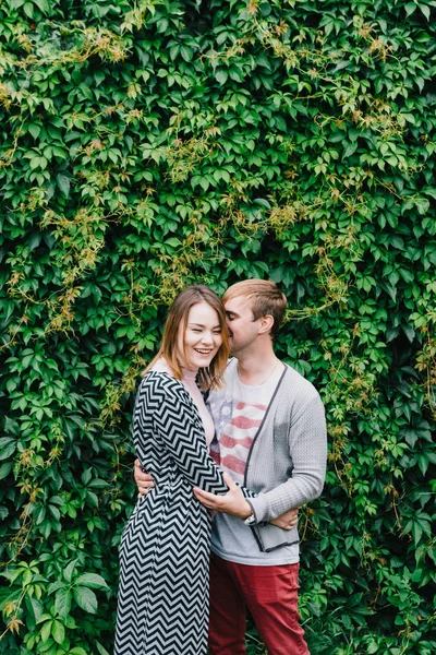 İki sevgili yürüyüş etrafında park, öpücük ve kucaklama, bir aşk hikayesi.