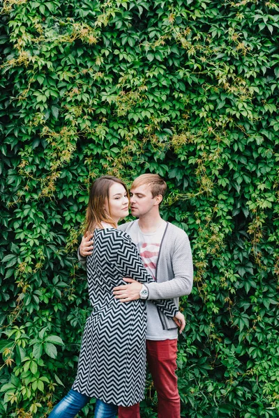 Dois amantes caminham pelo parque, beijam e abraçam, uma história de amor . — Fotografia de Stock