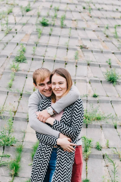 İki sevgili yürüyüş etrafında park, öpücük ve kucaklama, bir aşk hikayesi.