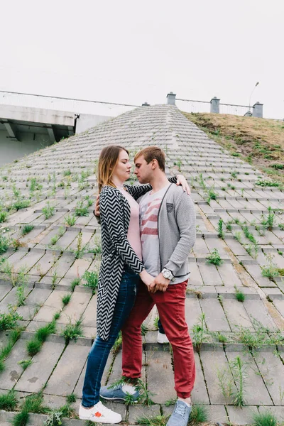 İki sevgili yürüyüş etrafında park, öpücük ve kucaklama, bir aşk hikayesi.