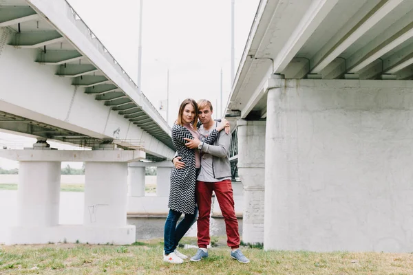 Dois amantes caminham pelo parque, beijam e abraçam, uma história de amor . — Fotografia de Stock