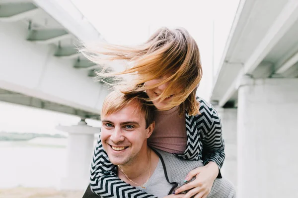 Twee geliefden lopen rond het park, kus, knuffel en een liefdesverhaal. — Stockfoto