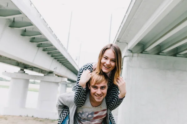 Two lovers walk around the park, kiss and hug, a love story. — Stock Photo, Image