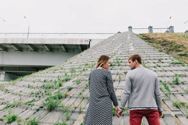 İki sevgili yürüyüş etrafında park, öpücük ve kucaklama, bir aşk hikayesi.