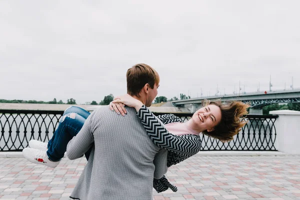 Dos amantes caminan por el parque, besan y abrazan, una historia de amor . —  Fotos de Stock