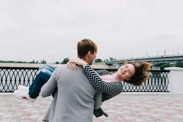 Two lovers walk around the park, kiss and hug, a love story. — Stock Photo, Image