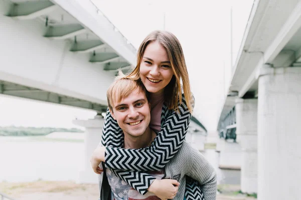 İki sevgili yürüyüş etrafında park, öpücük ve kucaklama, bir aşk hikayesi.