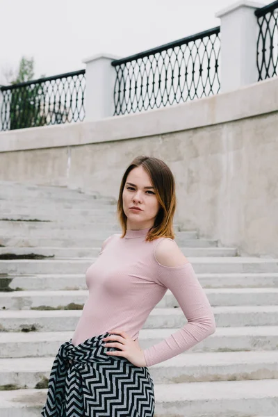 Retrato de una mujer con estilo sobre un fondo de pared de hormigón . — Foto de Stock