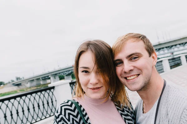 Zwei Liebende spazieren durch den Park, küssen und umarmen sich, eine Liebesgeschichte. — Stockfoto