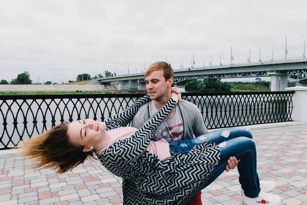 Zwei Liebende spazieren durch den Park, küssen und umarmen sich, eine Liebesgeschichte. — Stockfoto