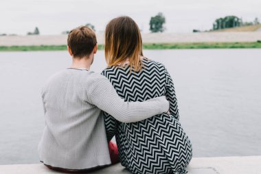 İki sevgili yürüyüş etrafında park, öpücük ve kucaklama, bir aşk hikayesi.