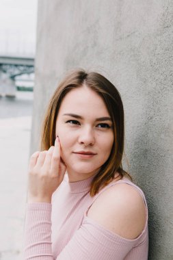 Beton duvar arka plan üzerinde şık bir kadın portresi.