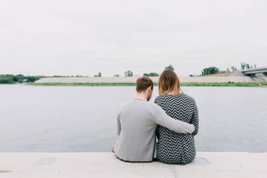 İki sevgili yürüyüş etrafında park, öpücük ve kucaklama, bir aşk hikayesi.