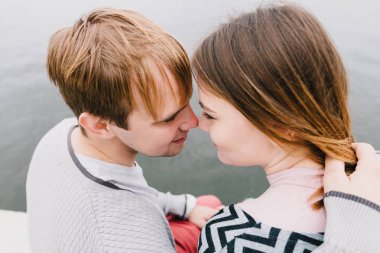 İki sevgili yürüyüş etrafında park, öpücük ve kucaklama, bir aşk hikayesi.