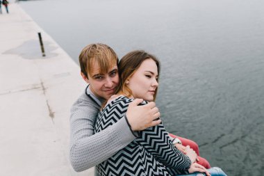 İki sevgili yürüyüş etrafında park, öpücük ve kucaklama, bir aşk hikayesi.