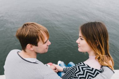 İki sevgili yürüyüş etrafında park, öpücük ve kucaklama, bir aşk hikayesi.